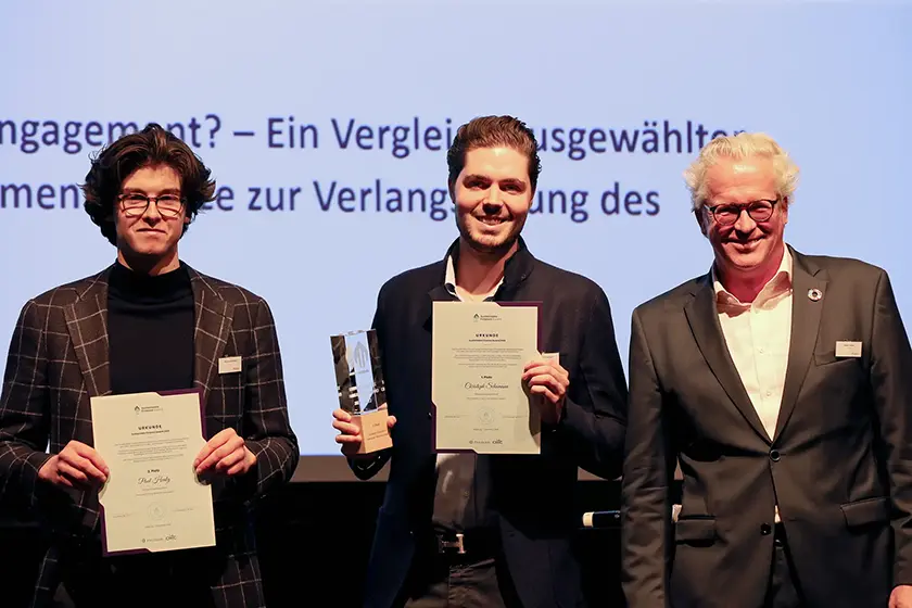 Die besten Bachelorarbeiten (von links): Paul Vincent Healy (Platz 2), Sieger Christoph Schumann und Jurymitglied Robert Haßler. Nicht anwesend: Nelly Eggert (Platz 3)