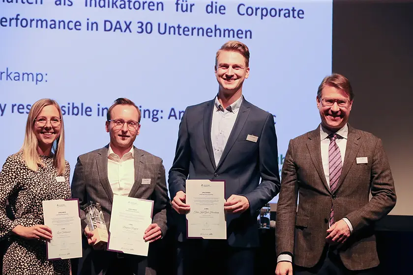 Die besten Masterarbeiten (von links): Laura Thalhammer (Platz 2), Sieger Benjamin Ruppert, Thilo Haverkamp (Platz 3) und Jurymitglied Dr. Kevin Schaefers.