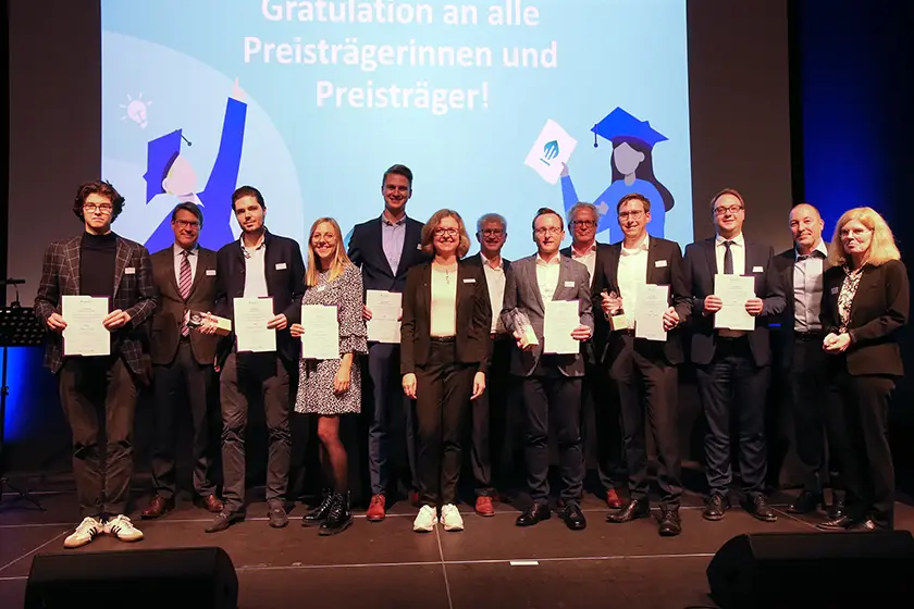 Die Preisträgerinnen und Preisträger des 1. Sustainable Finance Awards mit Mitgliedern der Jury