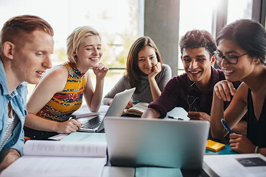 tudentengruppe arbeitet an Ihrer Abschlussarbeit / Nachhaltigkeit